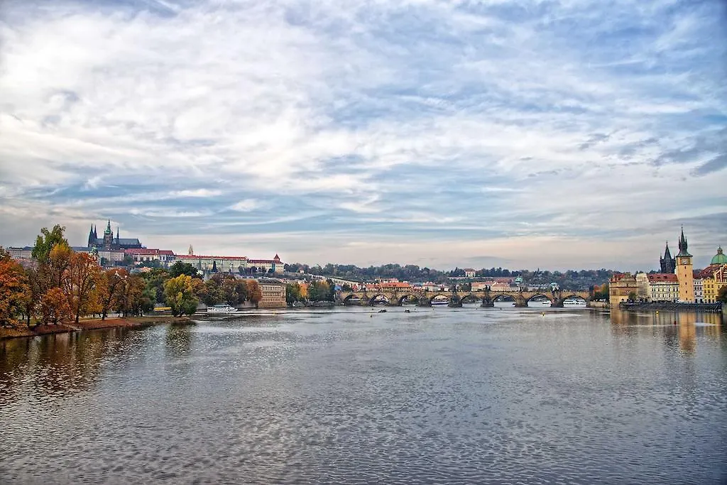 Riverside Apartment Praga